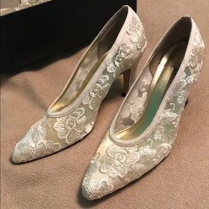 apostrophe White Floral Lace Heels size 6.5